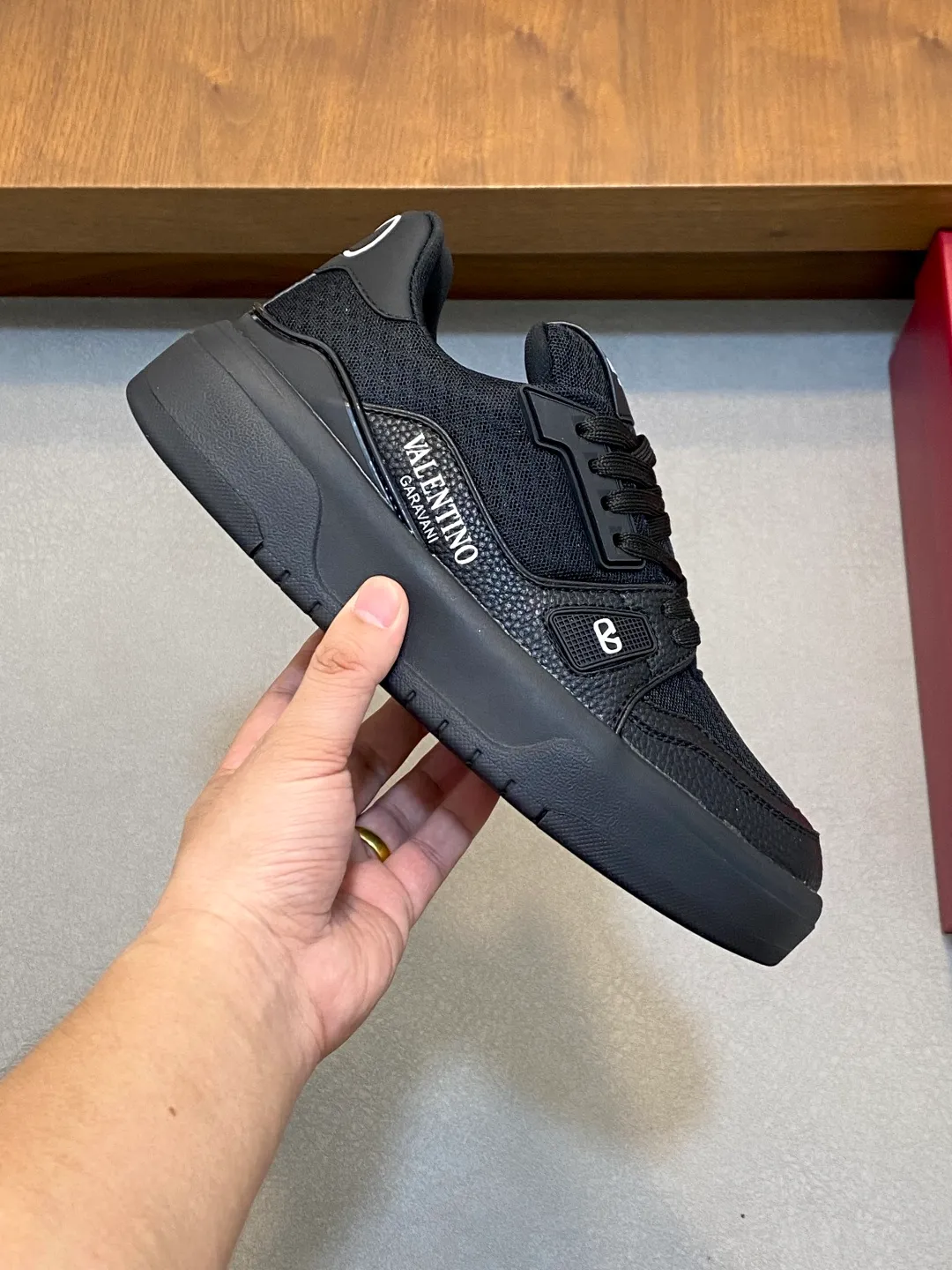 Men's shoes 💰660 Valentino/VALENTINO JOIE DE JOUER couple's low-top sneakers. This sneaker is made of splicing and is decorated with rubber VLOGO SIGNATURE details on the front. The upper is punched and the tongue is decorated with VLOGO SIGNATURE. Logo, with two-color rubber outsole, suede leather fabric lining, logo cowhide insole, fashionable and elegant style, comfortable and breathable for the upper foot, full of personality, and comes with a complete set of original packaging! Code number: 39-44 (38, 45 customized)